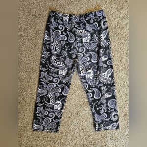 Black and White Paisley Print Cropped Leggings